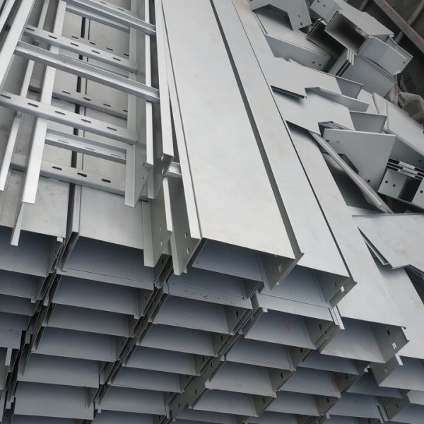 Máng cáp 300x100 giá bao nhiêu? Chi tiết 6 loại độ dày khác nhau